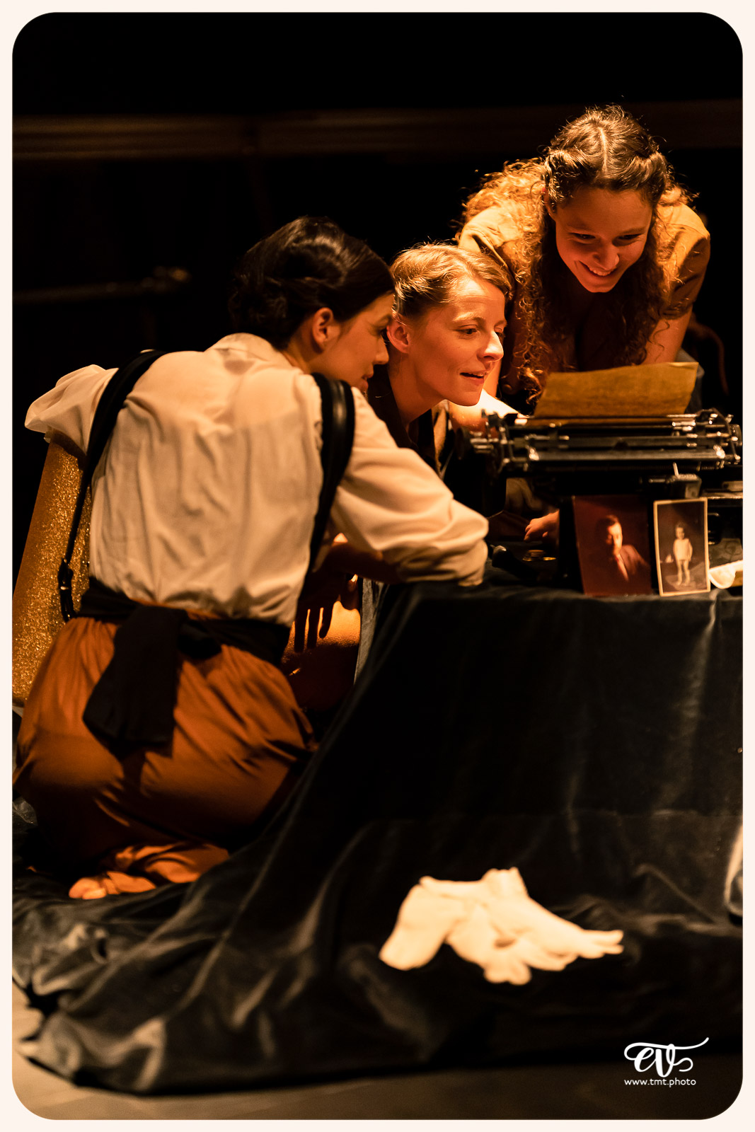 LA MESNIE H. - UN JOUR D'ÉTÉ